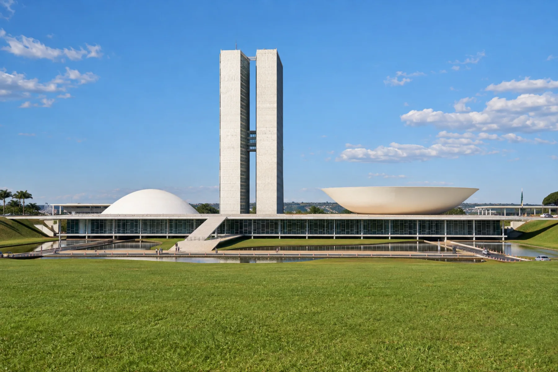 Fachada do Congresso Nacional com as duas cúpulas brancas e as torres gêmeas.
