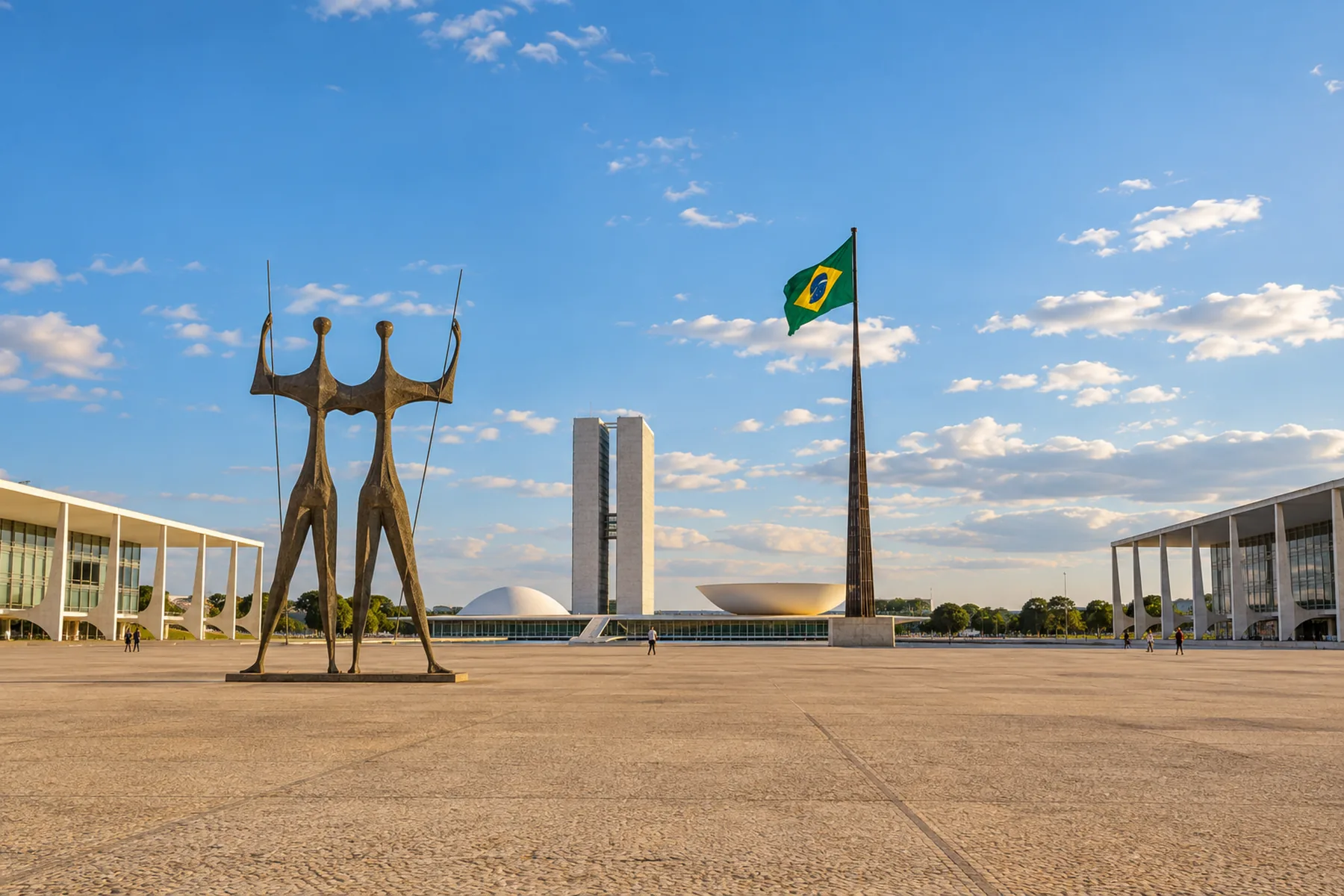 Praça cívica ampla com edifícios modernistas brancos ao redor.