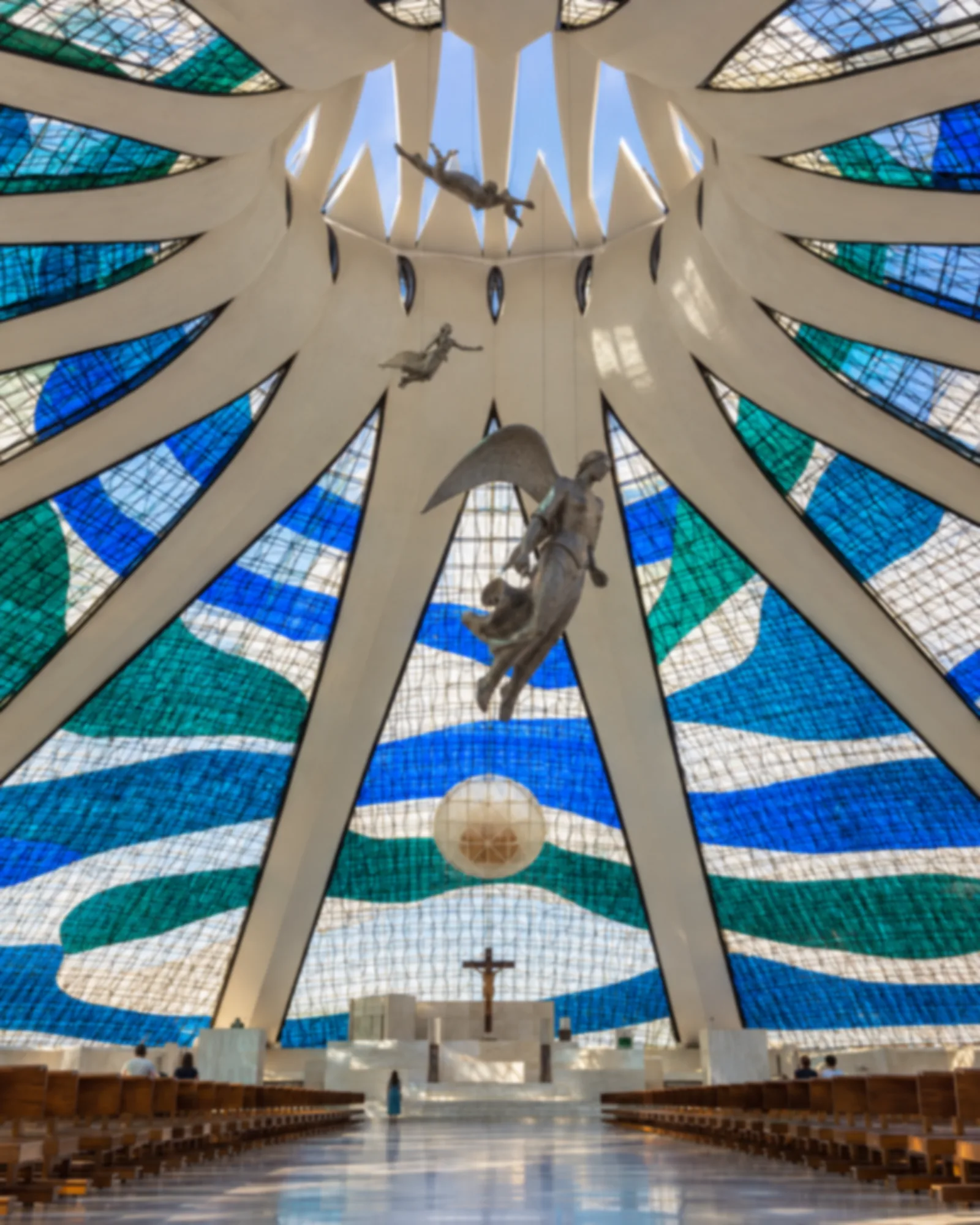 Interior da catedral visto de baixo.