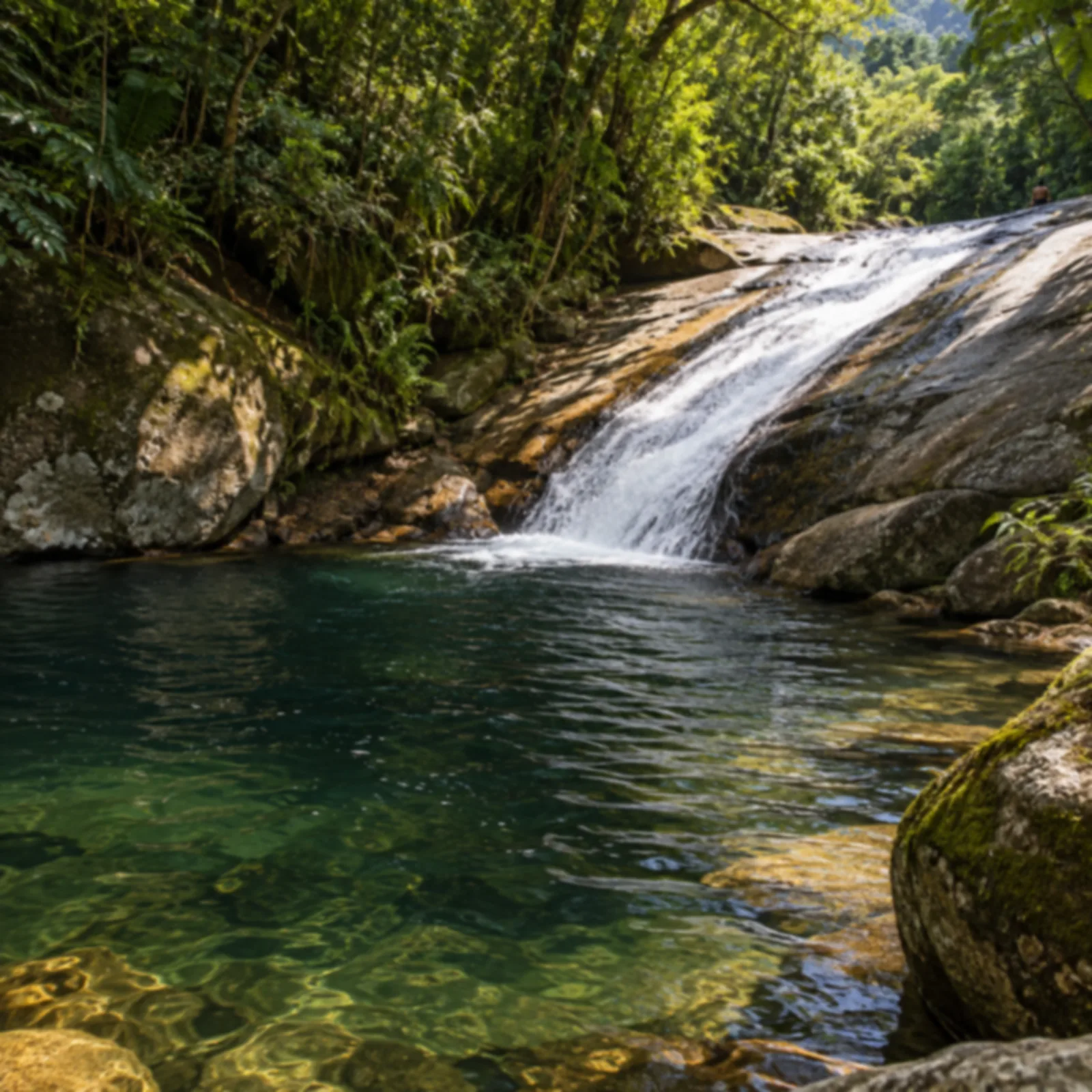 Água correndo sobre a laje de pedra da Cachoeira do Tobogã.