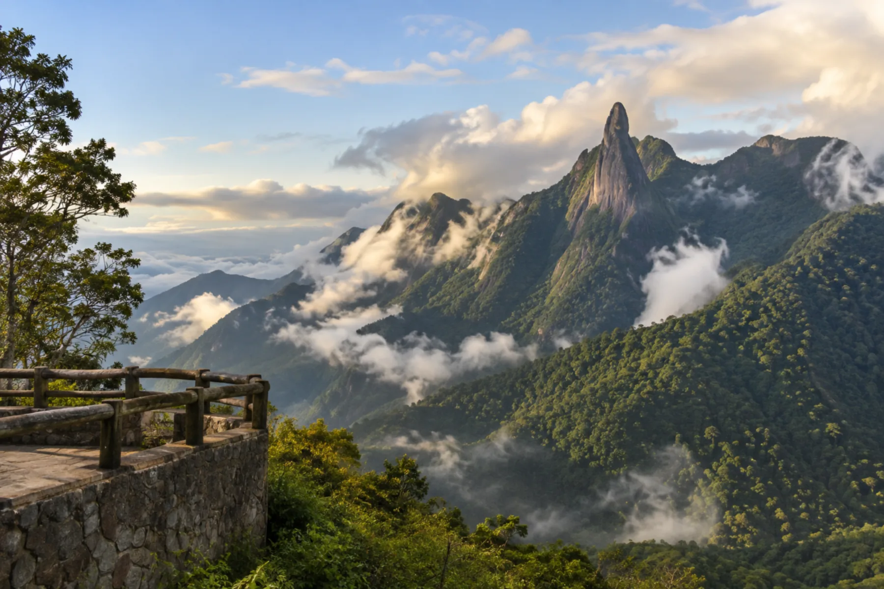 Pico de granito em forma de dedo apontado para o céu se destacando de uma serra verde.