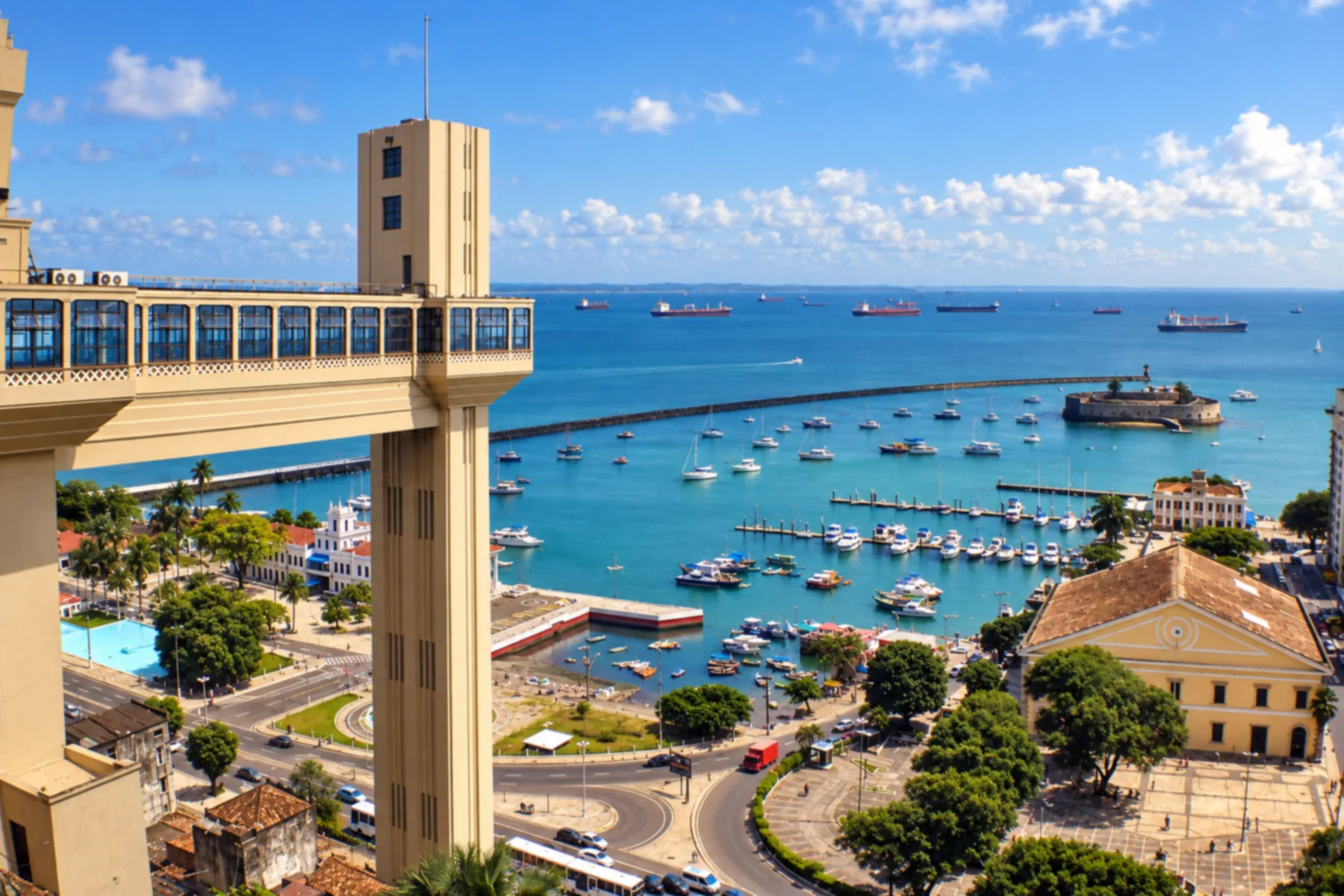 Elevador Lacerda e Baía de Todos os Santos.