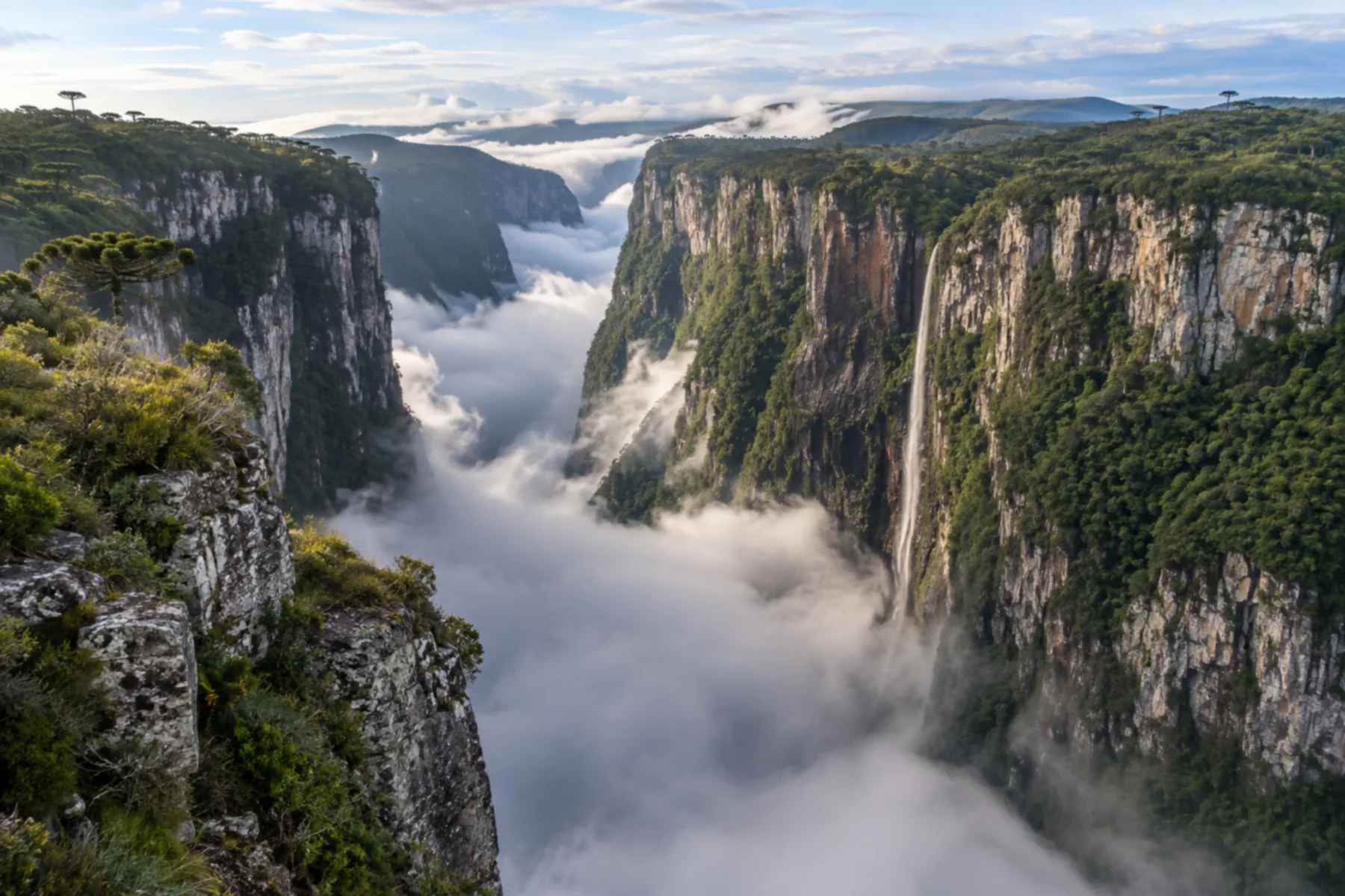 Paredões e nuvens baixas no Cânion Itaimbezinho.