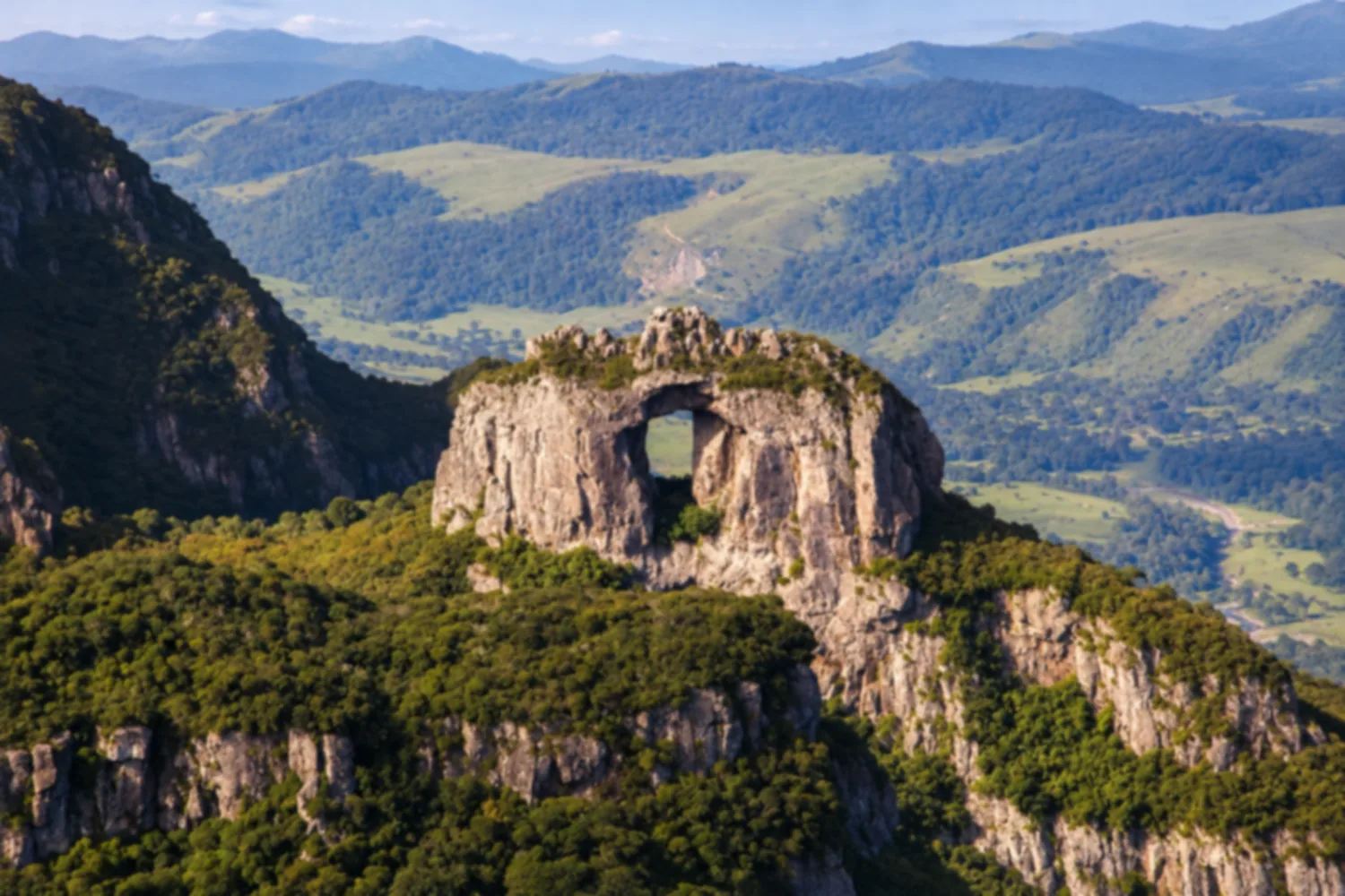 Morro da Igreja e Pedra Furada