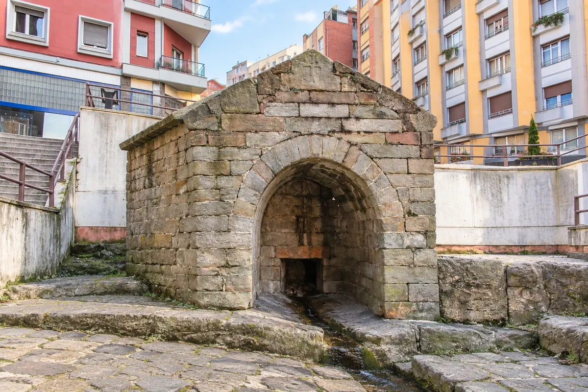 Calle Gascona e Fuente de Foncalada