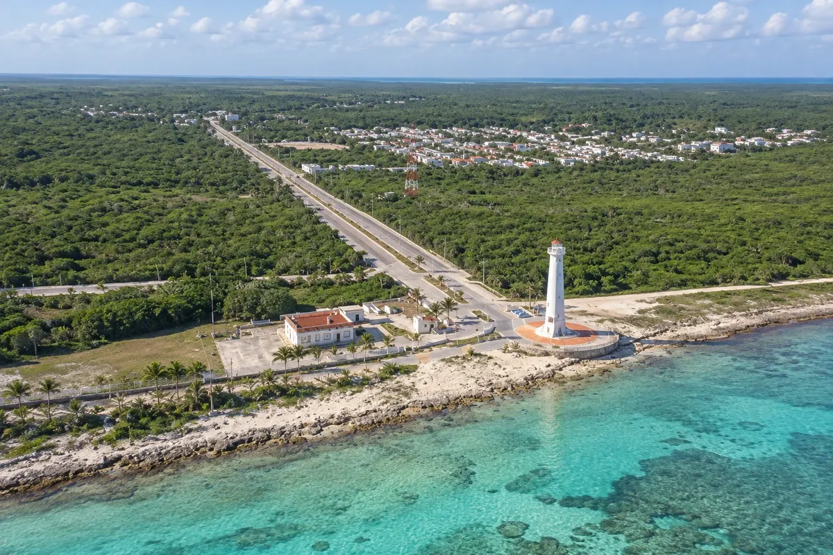 Playa y malecón de Mahahual