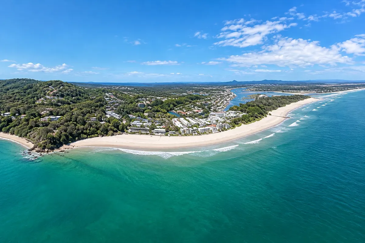 Praia principal de Noosa e Hastings Street