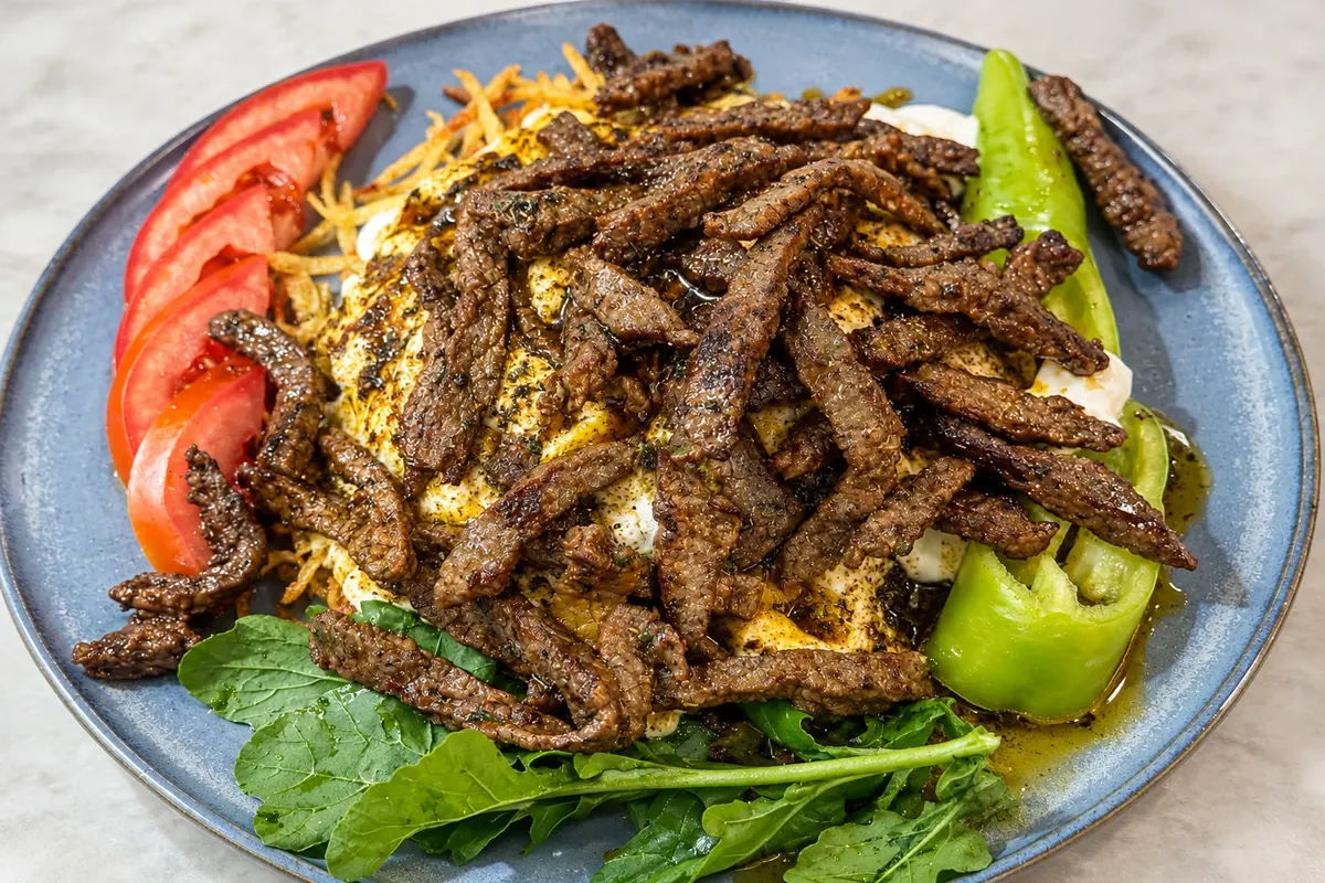 Bodrum çökertme kebabı — Bodrum, Turquia.