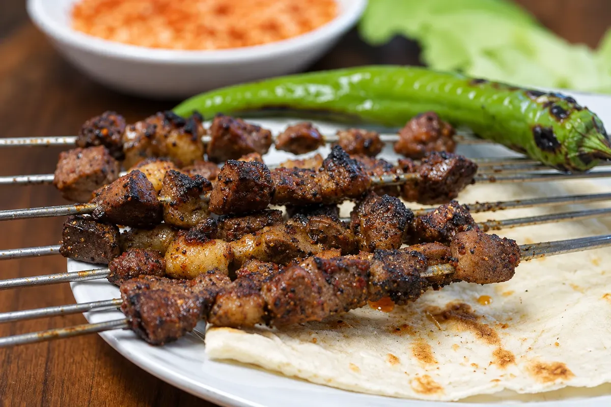 Diyarbakır ciğer kebabı — Diyarbakır, Turquia.