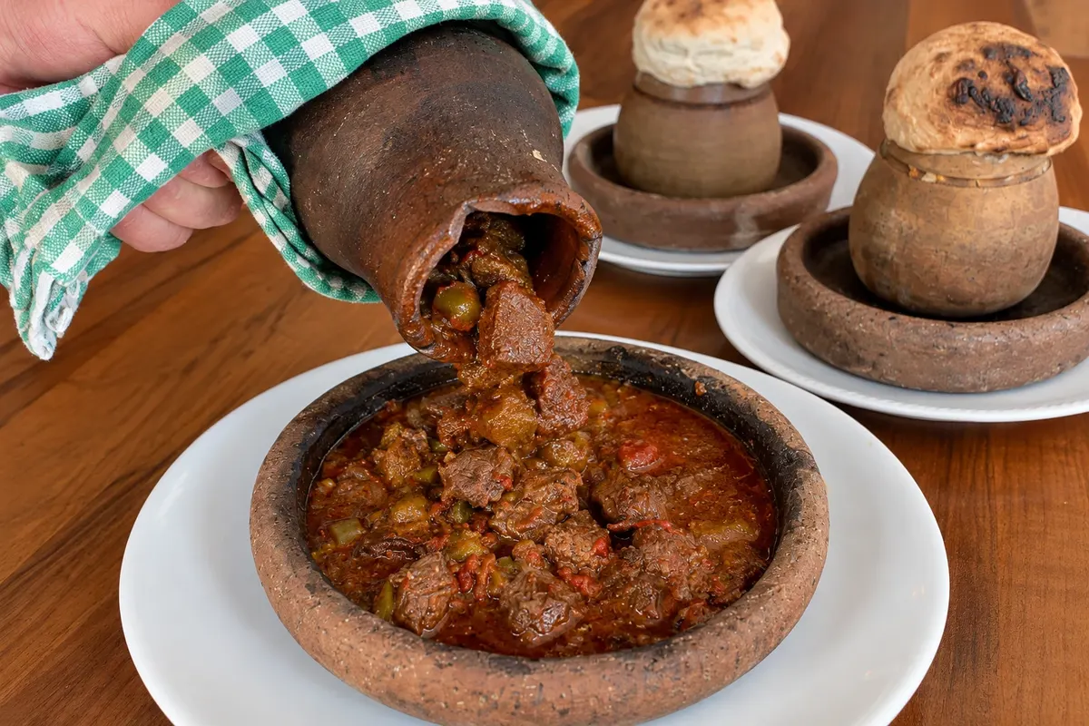 Nevşehir testi kebabı — Nevşehir, Turquia.