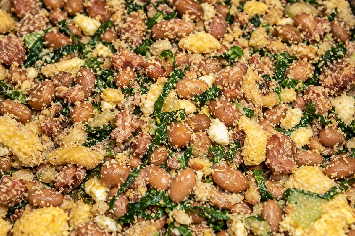 Feijão tropeiro — detalhe do alimento ou preparo.