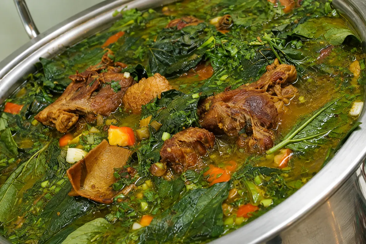 Pato no tucupi — detalhe do alimento ou preparo.