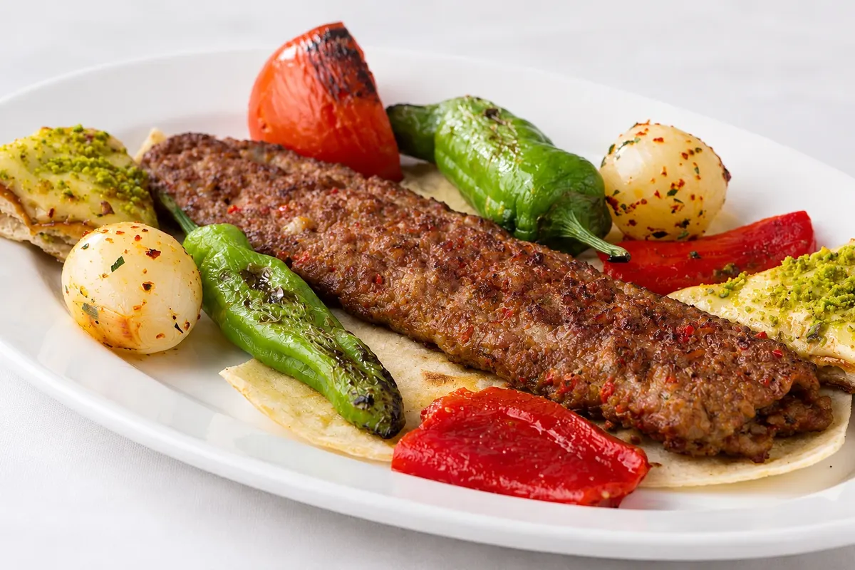 Adana kebabı — Adana, Turquia.