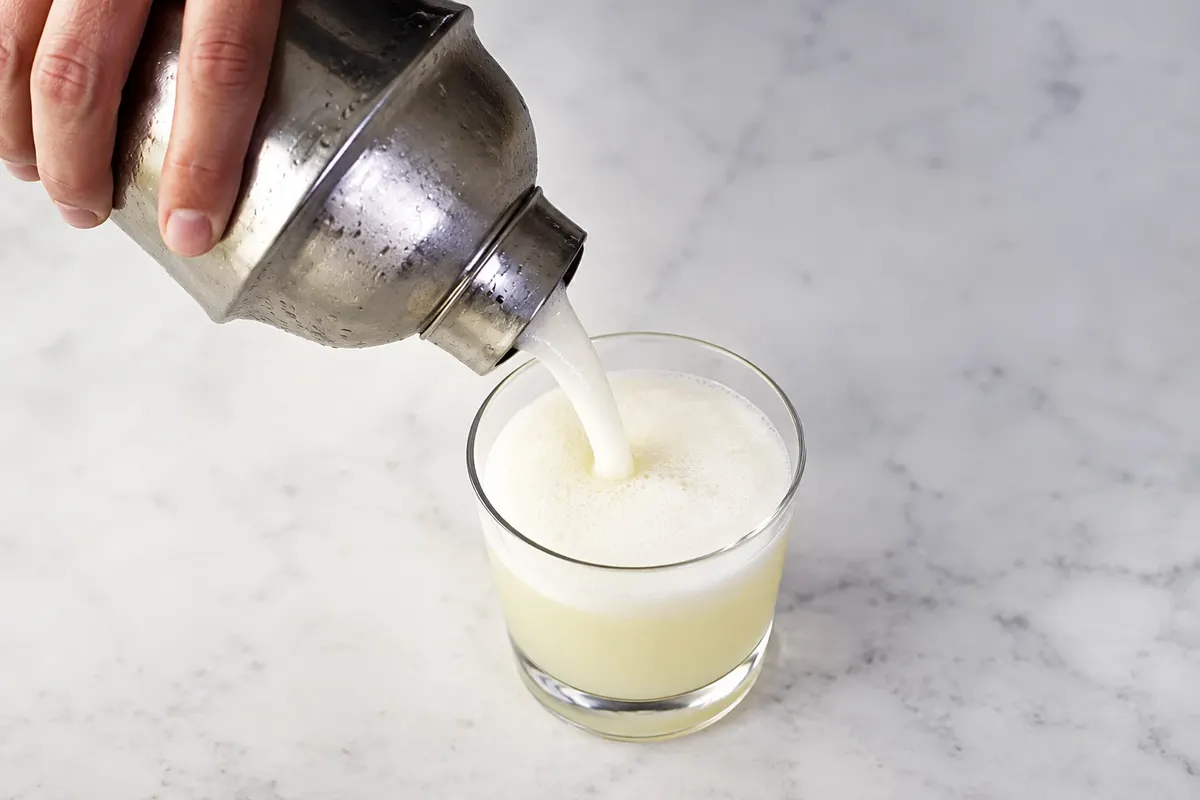 Pisco sour: preparo ou serviço.