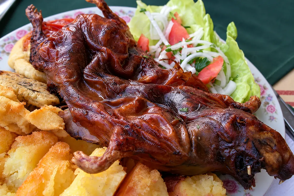Cuy asado — detalhe.