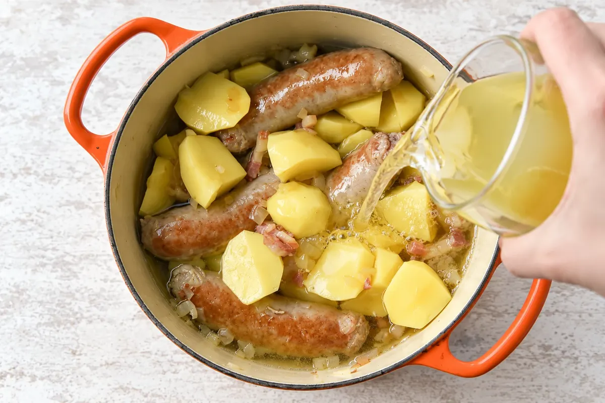 Caldo sendo acrescentado aos ingredientes do Dublin coddle.